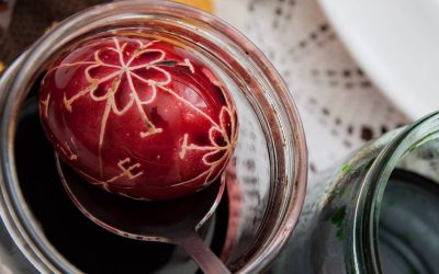 Ouăle roșii, simbolul Paștelui, ridică întrebări despre impactul lor asupra sănătății, în special în ceea ce privește colesterolul