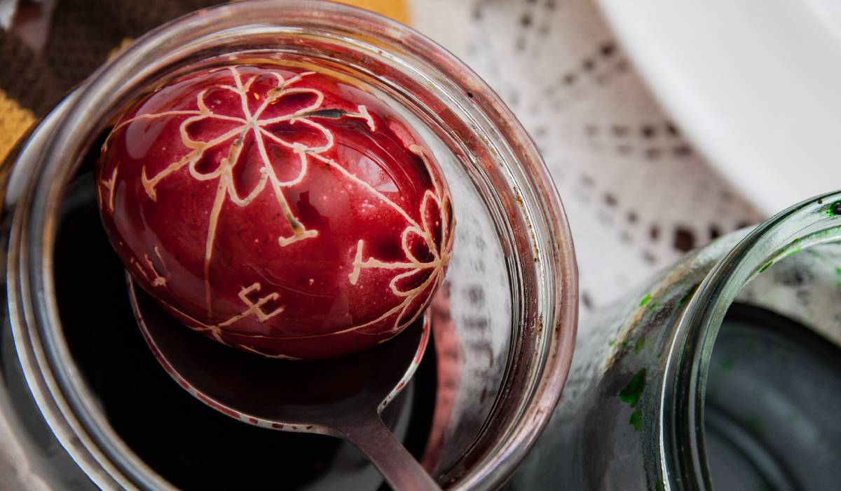 Ouăle roșii, simbolul Paștelui, ridică întrebări despre impactul lor asupra sănătății, în special în ceea ce privește colesterolul