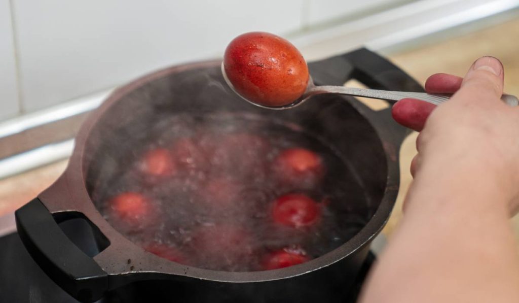 Piatră în stomac după Paște: Cum recunoști indigestia de la ouă