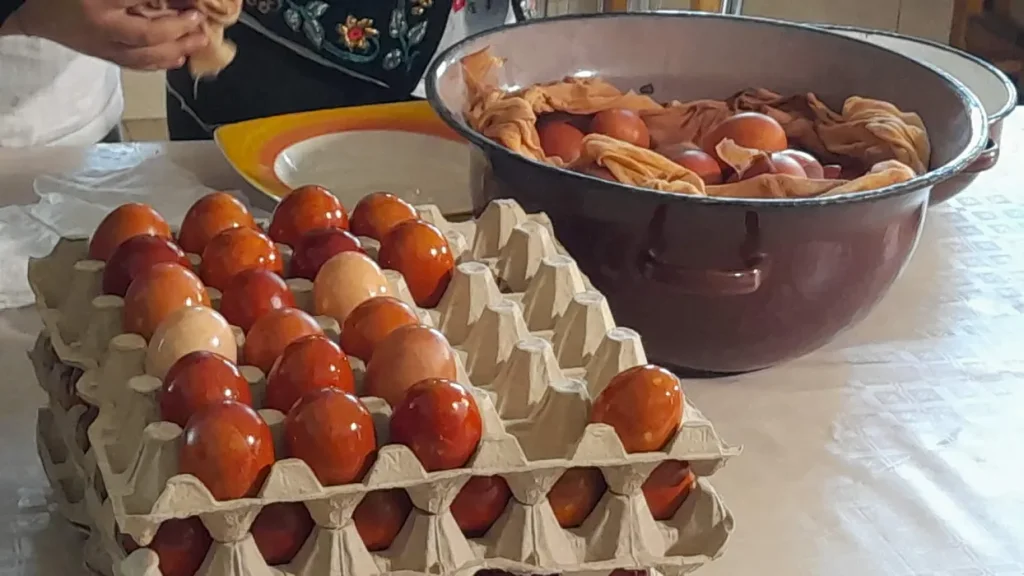 Ouă ECO, vopsite tradițional la Mănăstirea Timișeni: Vezi FOTO și VIDEO