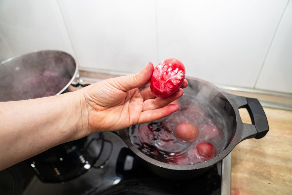 Ouăle roșii de Paște, simbol al vieții și al Învierii, continuă să fascineze și să ne conecteze cu tradițiile străvechi, fiind ciocnite an de an în ziua cea mare, cu urări de bine