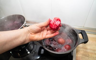 Ce ascund ouăle roșii de Paște și DE CE le ciocnim? Tradiții, simboluri creștinE