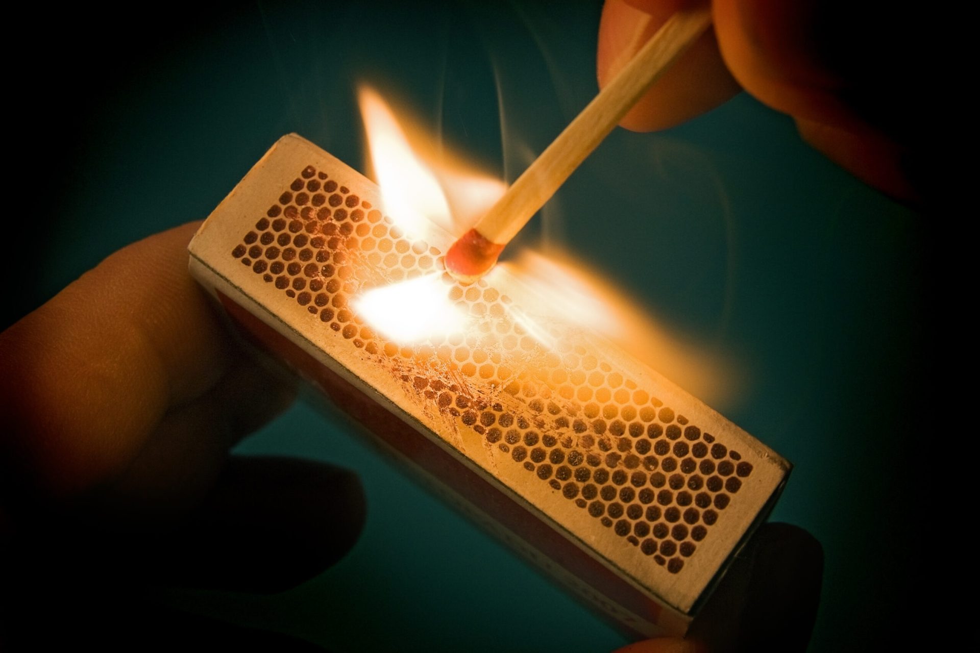 John Walker, pionierul chibriturilor moderne John Walker, chimist britanic născut pe 29 mai 1781, a marcat începuturile fabricării chibriturilor printr-o descoperire aparent accidentală