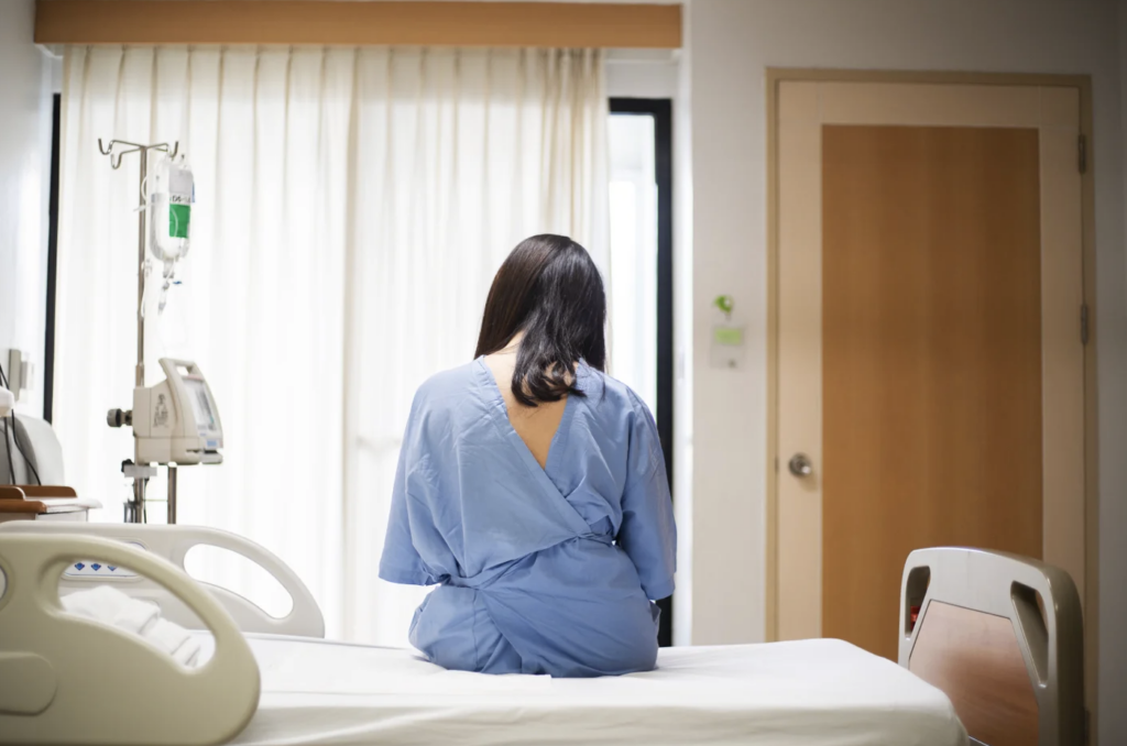 Recuperare postoperatorie: Mersul rapid poate scurta spitalizarea în România