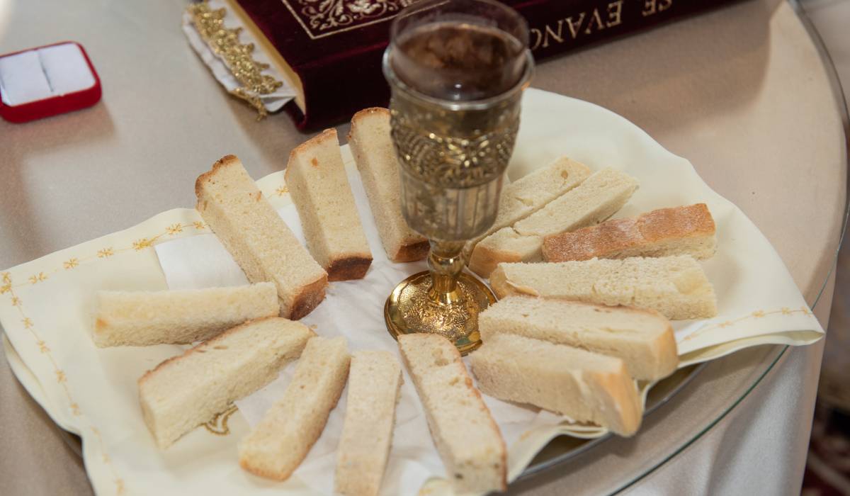 Pâinea sfințită de Paști: Un simbol al credinței și al tradiției Pâinea sfințită, un element central al sărbătorilor pascale pentru mulți creștini, este mult mai mult decât o gustare