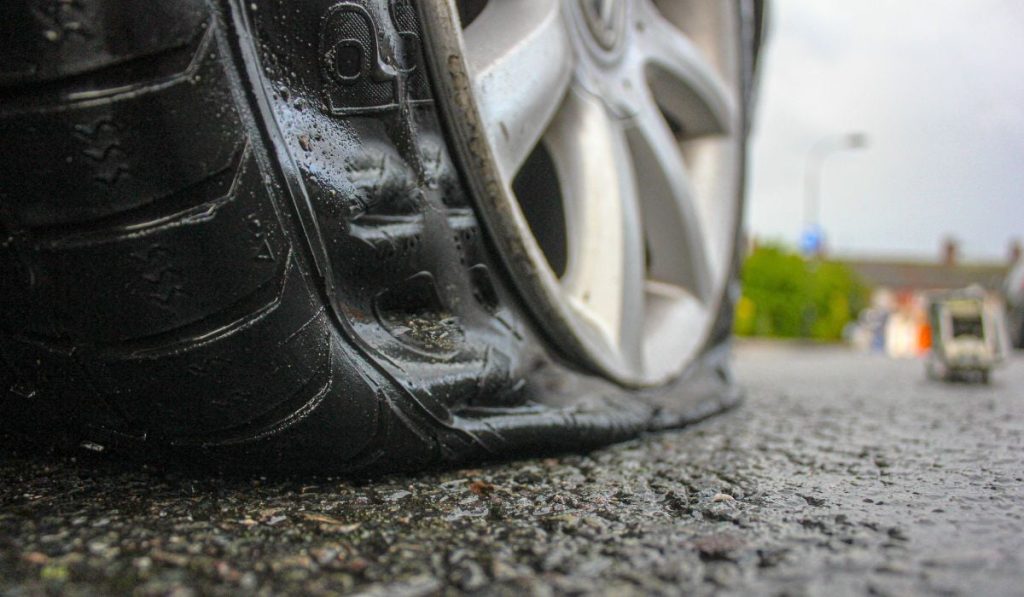 Schimbi roata? Sfaturi CRUCIALE să eviți să fii victima infractorilor!