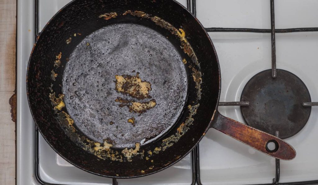 Curățenie rapidă: Trucul cu sare care salvează tigaia de fontă