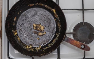 Curățenie rapidă: Trucul cu sare care salvează tigaia de fontă