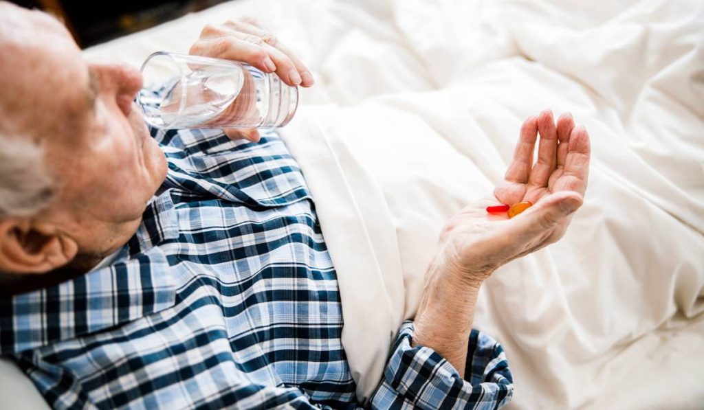 Obiceiurile banale care-ți distrug sănătatea: Ce să NU faci după pastile