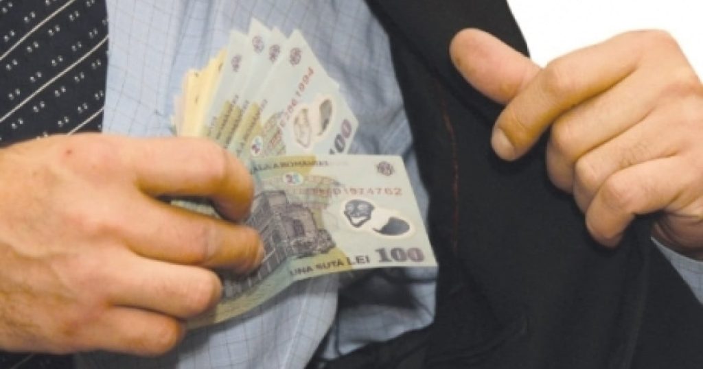 Un patron din România a fost depistat că a angajat 530 de persoane fără a le încărca în evidențele fiscale și fără a plăti taxele aferente, evitând astfel plata impozitelor și contribuțiilor sociale