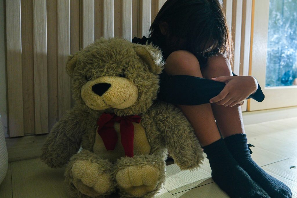 Cum ajung adulți copiii neglijați emoțional? Studii Șocante