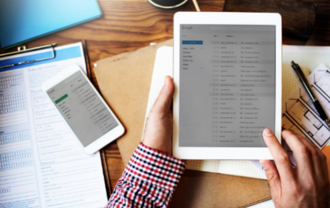 Fișierele PDF, omniprezente în mediul digital modern, pot deveni rapid greu de gestionat atunci când sunt stocate individual