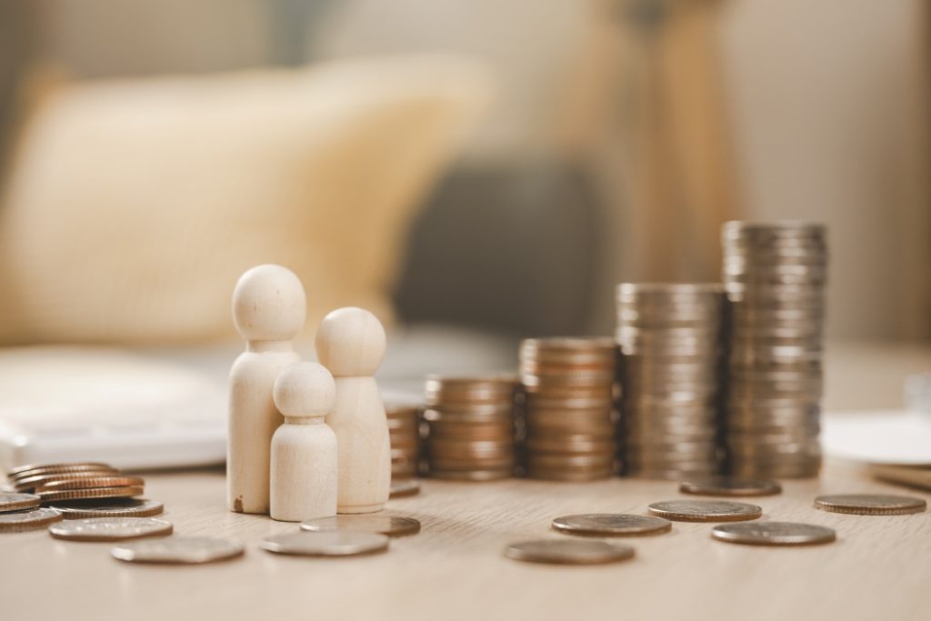 Românii din diaspora, tot mai interesați să-și fructifice munca. Ce pași trebuie urmați?