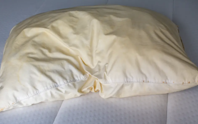 Ăsta-i adevărul urât despre pernele îngălbenite: Când devin pericol pentru sănătate?