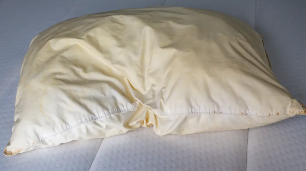 Ăsta-i adevărul urât despre pernele îngălbenite: Când devin pericol pentru sănătate?