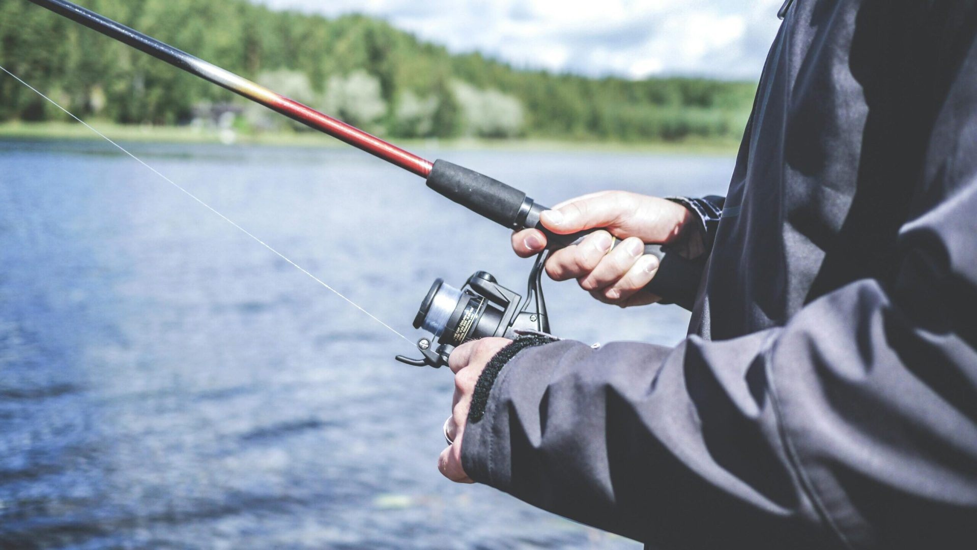 Prohibiție generală la pescuit în România, începând din 9 aprilie Pescarii din România vor fi afectați de o nouă interdicție generală de pescuit, valabilă în toate habitatele naturale acvatice ale țării