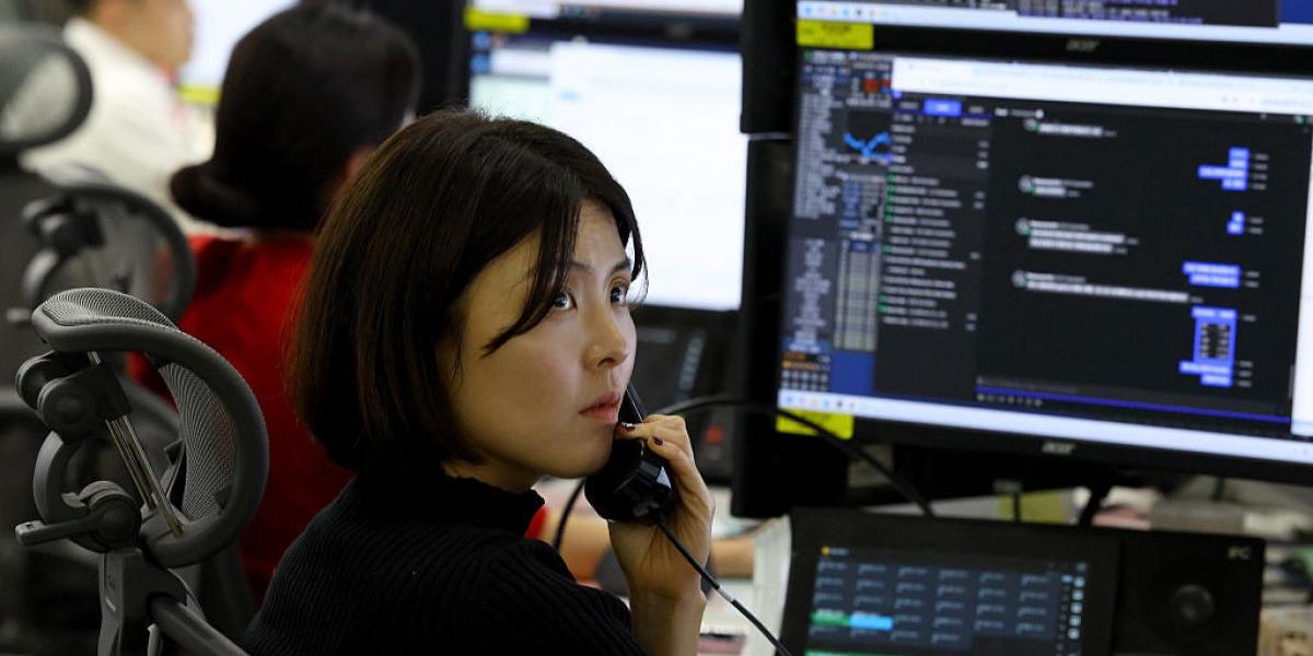 Petrolul, sub 95 dolari: Armistițiul SUA-Iran și bursele asiatice, pe plus