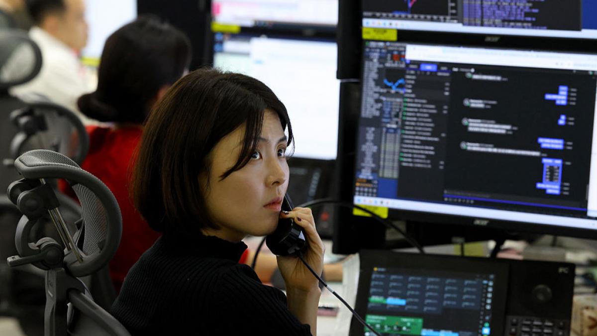 Prețurile globale ale petrolului au înregistrat o scădere semnificativă, iar piețele bursiere au reacționat pozitiv, după ce Statele UNITE ale Americii și Iran au convenit asupra unei încetări a focului de două săptămâni