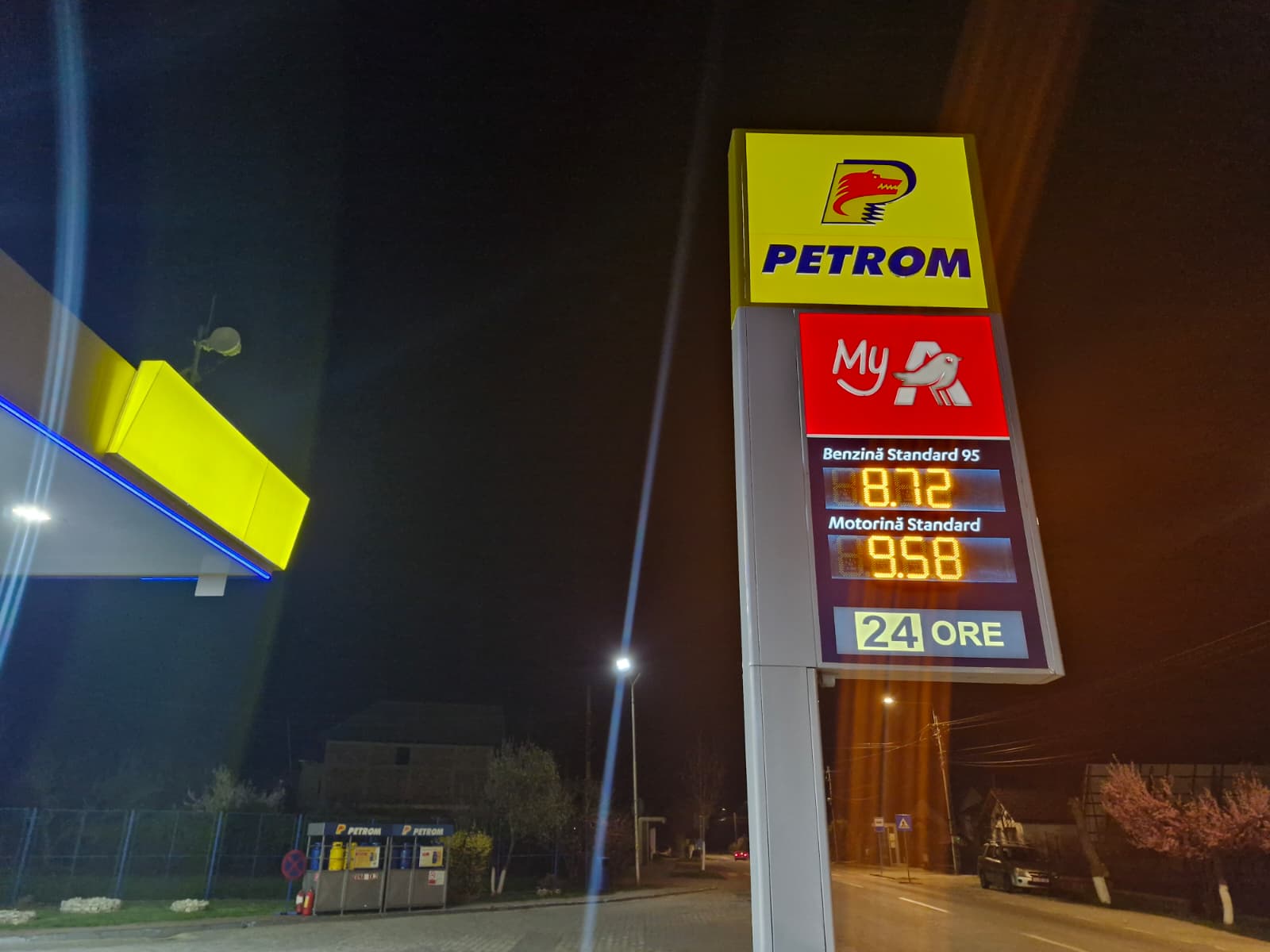 Benzina și motorina, mult mai ieftine azi: Vezi cu cât au scăzut prețurile