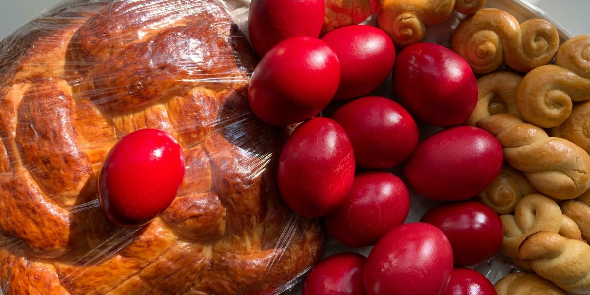 De ce ne ciocnim ouăle roșii de Paște? Tradiția cu semnificații profunde!