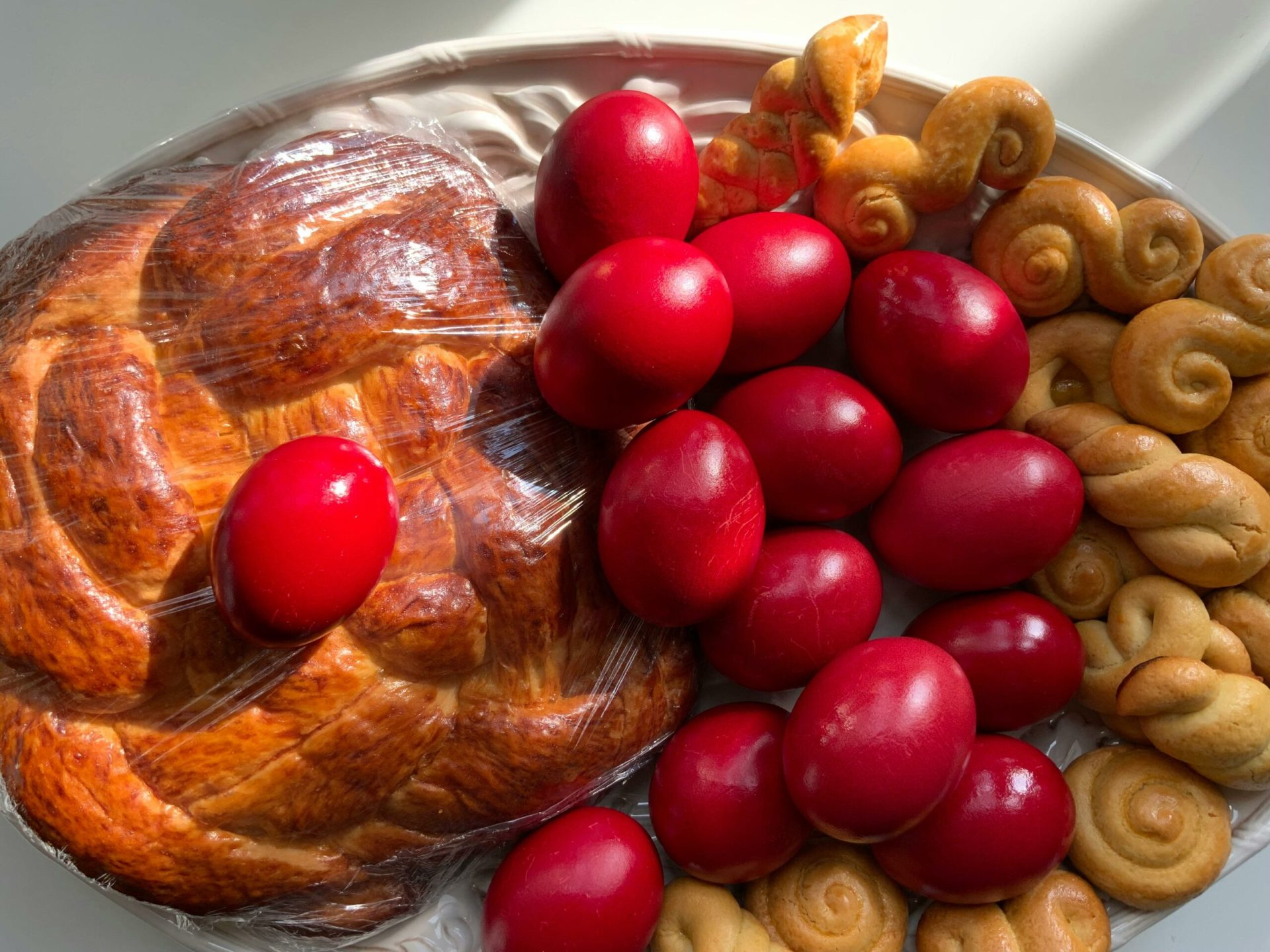 De ce ne ciocnim ouăle roșii de Paște? Tradiția cu semnificații profunde!