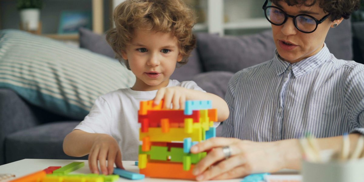 Părinții copiilor cu autism și sindrom Down, sprijiniți de stat: consiliere gratuită