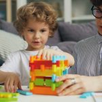 Părinții copiilor cu autism și sindrom Down, sprijiniți de stat: consiliere gratuită