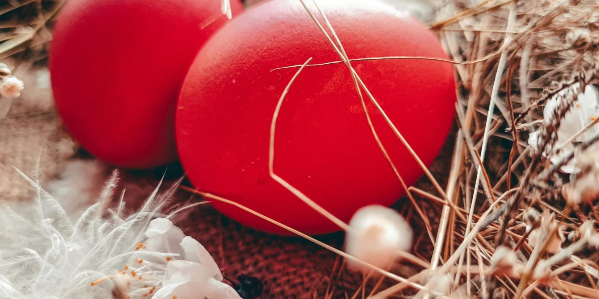Cine sparge primul ouăle roșii? Tradiții și superstiții de Paște