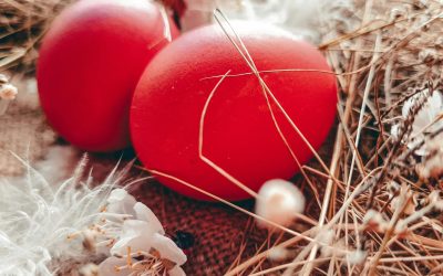 Ouăle roșii, simbolul Învierii, vor vesti din nou marea sărbătoare pe 12 aprilie Ouăle vopsite în roșu sunt un simbol central al sărbătorii Paștelui, celebrând Învierea Domnului Iisus Hristos