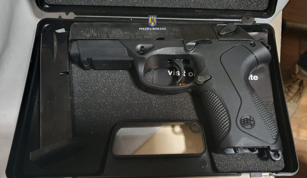 Arădeancă, prinsă în flagrant când vindea un pistol pe net: Cere 300 de euro