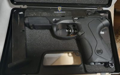 Arădeancă, prinsă în flagrant când vindea un pistol pe net: Cere 300 de euro