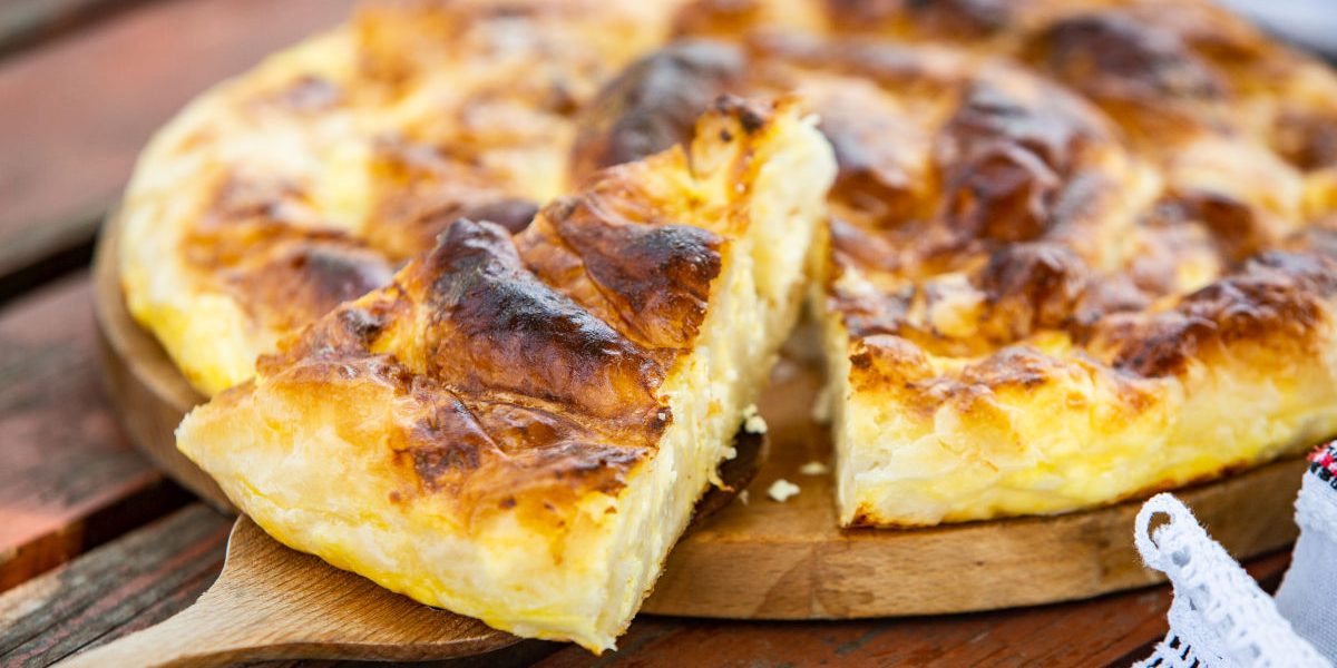 Plăcintă delicioasă cu brânză Hochland: răsucită sau la tavă?