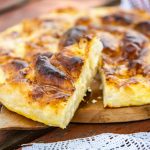 Plăcintă delicioasă cu brânză Hochland: răsucită sau la tavă?