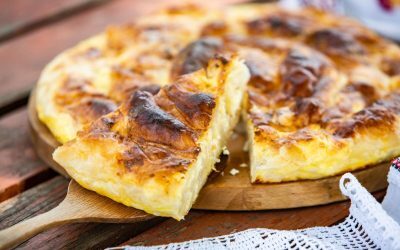 Plăcintă delicioasă cu brânză Hochland: răsucită sau la tavă?