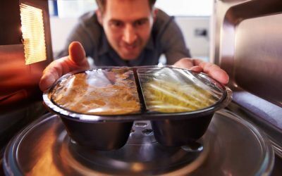 Un medic român a renunțat complet la utilizarea recipientelor din plastic pentru încălzirea alimentelor la microunde, după ce a analizat ultimele studii despre impactul microplasticelor asupra sănătății