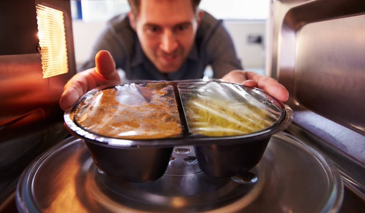 Un medic român a renunțat complet la utilizarea recipientelor din plastic pentru încălzirea alimentelor la microunde, după ce a analizat ultimele studii despre impactul microplasticelor asupra sănătății