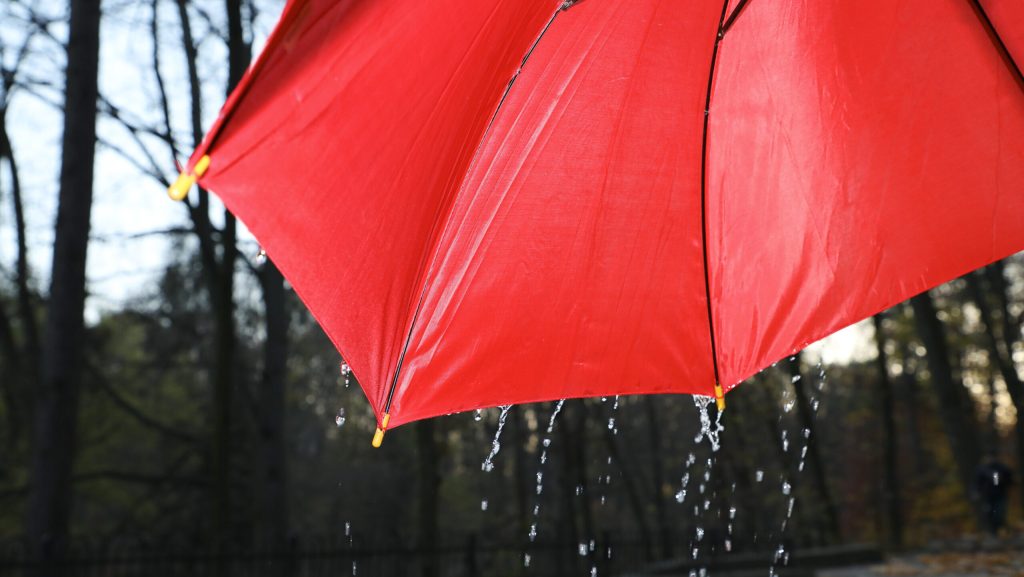 Taxă pentru apa de ploaie: Ce trebuie să știe proprietarii din România despre noile reguli