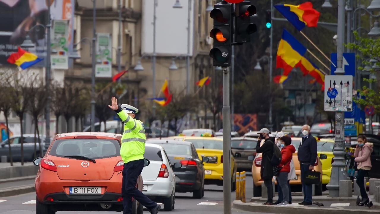 Defecțiuni majore în București: SEMAFOARE blocate după explozia de la CET Vest