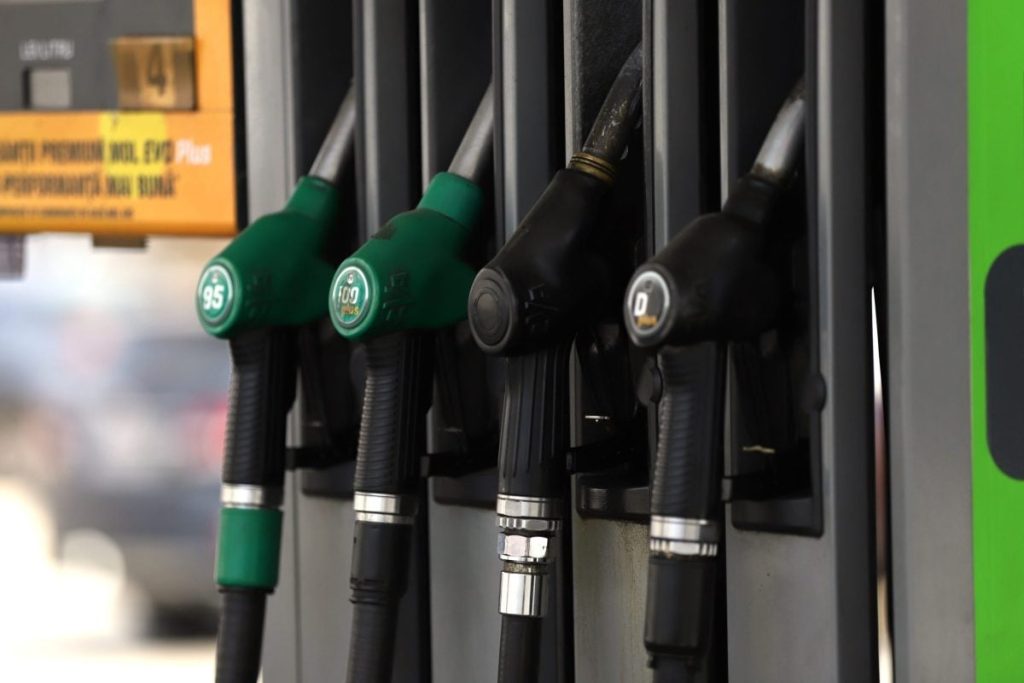 Benzina și motorina, mai ieftine vineri, 10 aprilie 2026