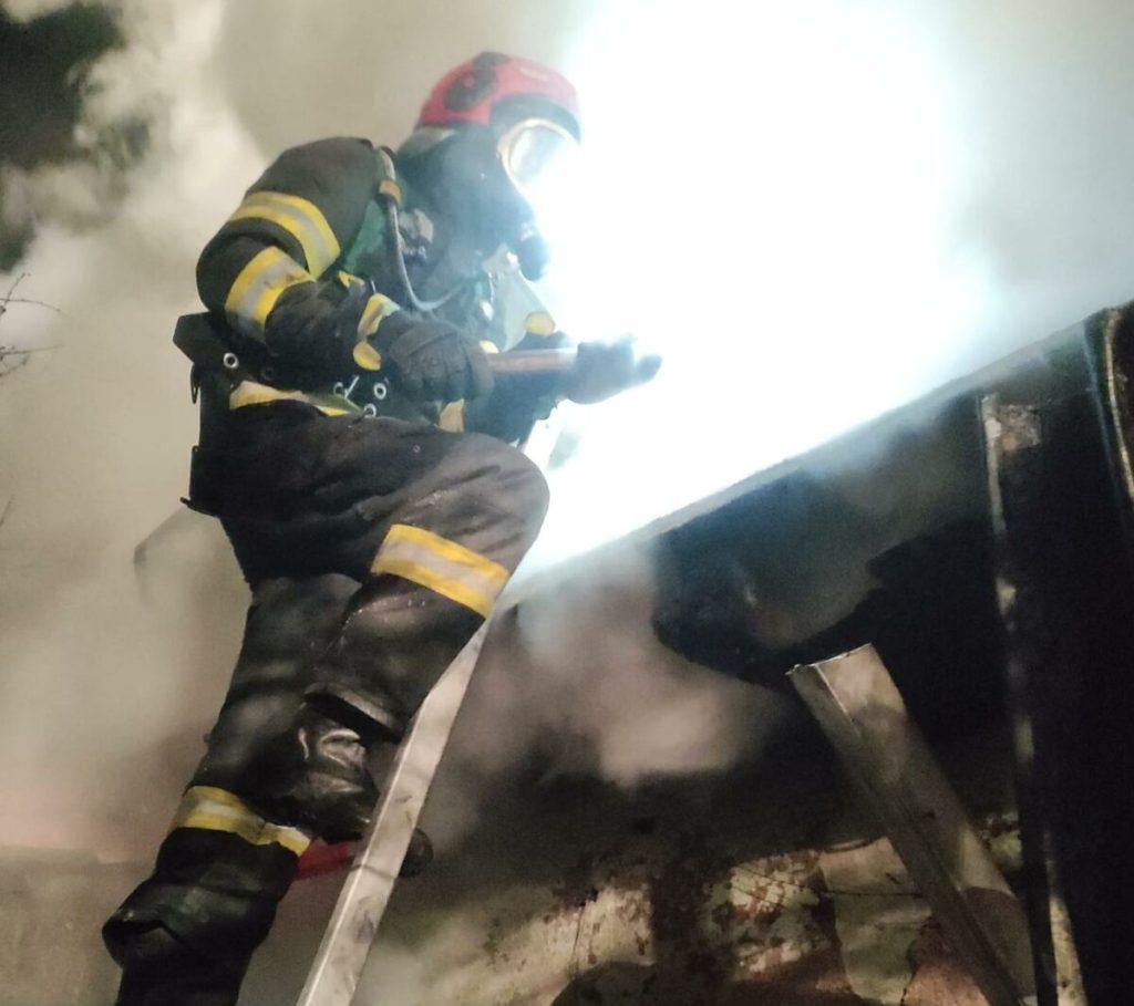 Incendiu devastator la un service auto din Galați: Pompierii au găsit o victimă