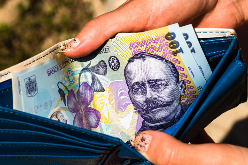 Ministerul Finanțelor lansează o nouă ediție a titlurilor Tezaur, oferind dobânzi semnificativ mai mari decât cele practicate de băncile comerciale pentru depozite Ministerul Finanțelor va relansa perioada aceasta titlurile de stat Tezaur, cu o ofertă specială pentru investitori, în contextul unor dobânzi mult mai atractive decât cele disponibile pe piața bancară