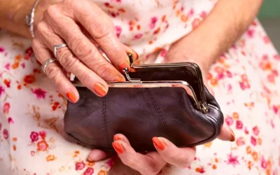 De ce mulți pensionari din România sunt nevoiți să poarte o poșetă goală Mulți români ajung la pensie și descoperă cu surprindere sau chiar cu tristețe că veniturile lor nu le asigură un trai decent