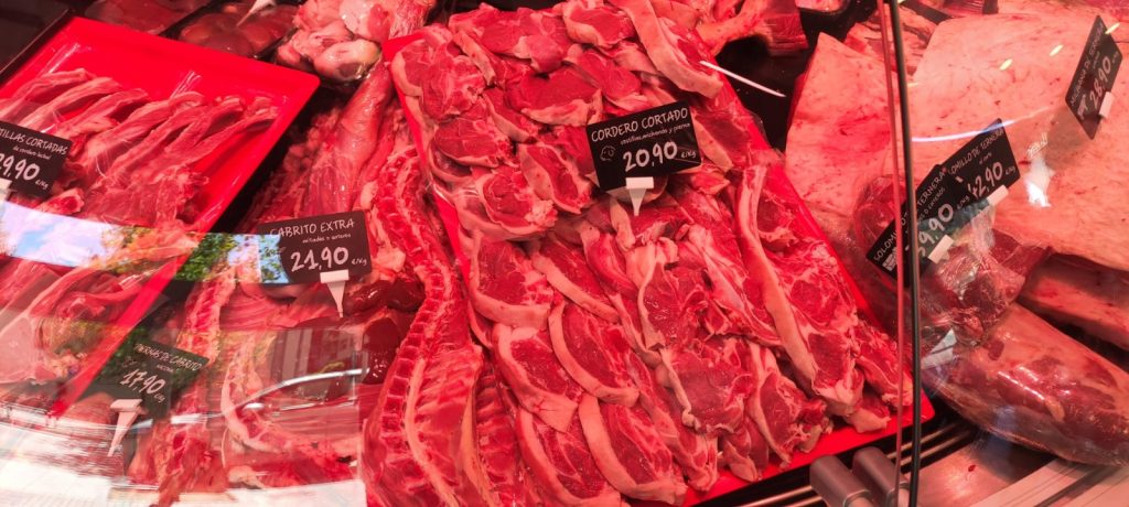 În cadrul piețelor și supermarketurilor din România, prețurile pentru carnea de miel înregistrează o creștere semnificativă în ultima săptămână înainte de Paștele Ortodox