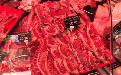 În cadrul piețelor și supermarketurilor din România, prețurile pentru carnea de miel înregistrează o creștere semnificativă în ultima săptămână înainte de Paștele Ortodox