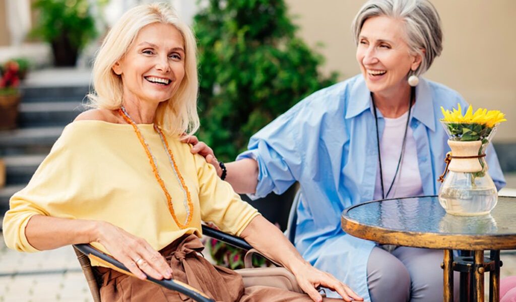 O discuție banală scade cortizolul la femei: Cum alungă stresul descărcarea emoțională