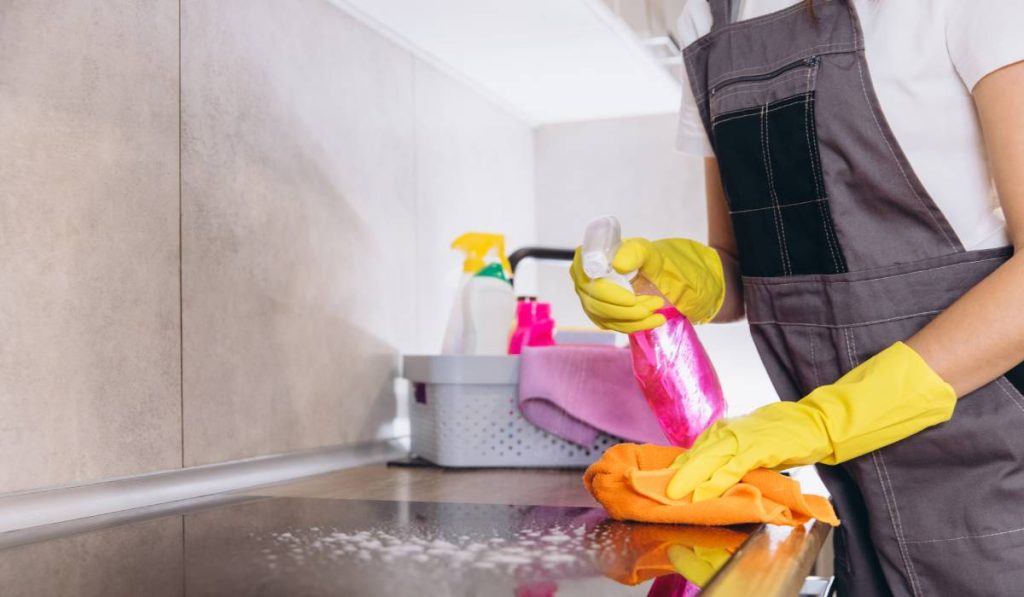 Substanțe toxice în casă: Ce NU amesteci niciodată la curățenie