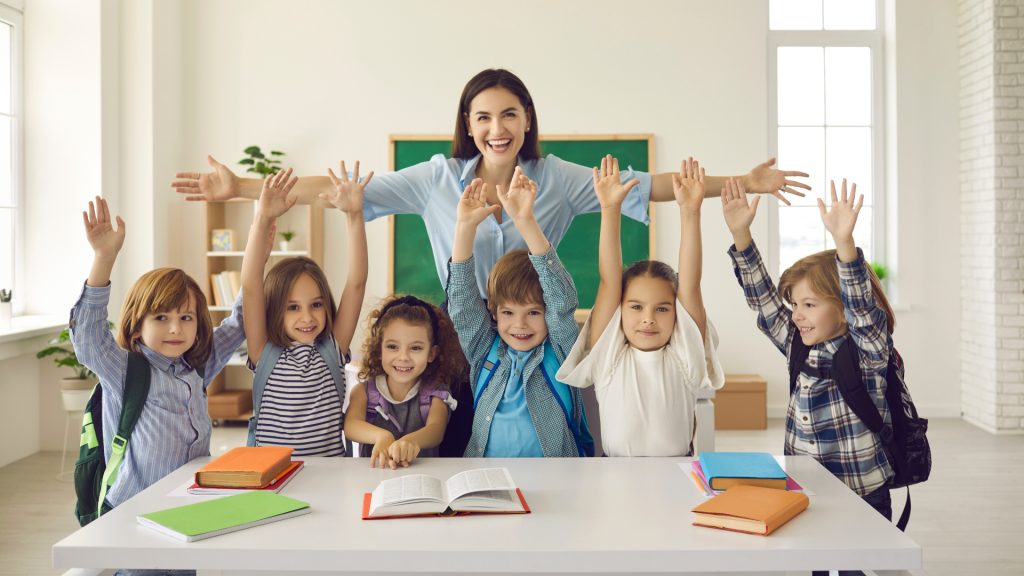 Profesor începător, batjocorit: salariu mic, mai prejos de un casier în România