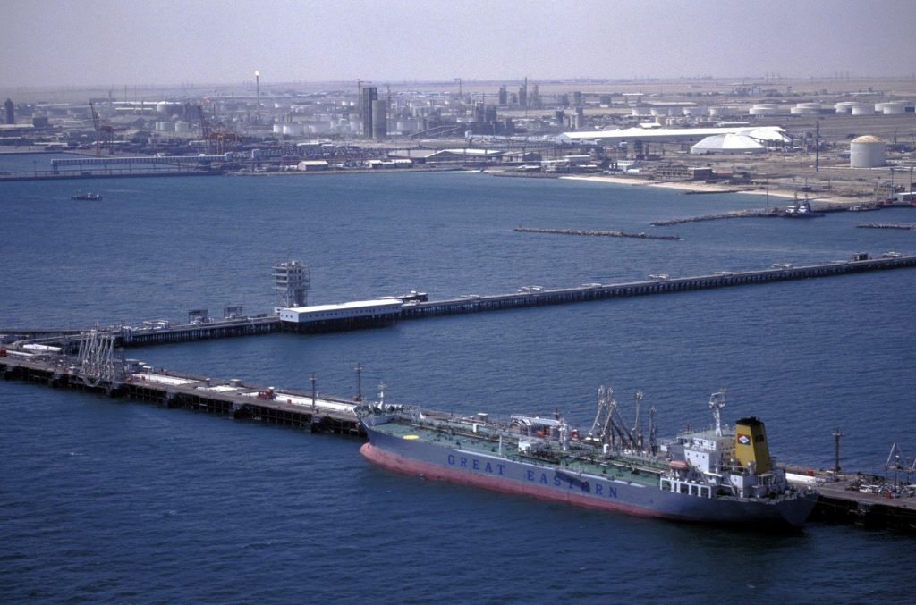 Prețul petrolului, derută totală: 97 vs. 130 de dolari pe baril