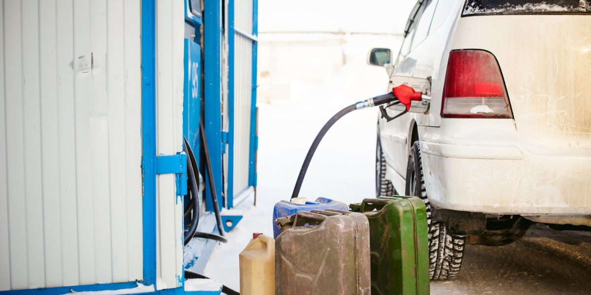 Poți lua benzină în canistră? Reguli cruciale pentru șoferii din România