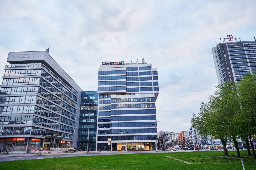 Acțiunile companiei X din România, în picaj liber la bursă